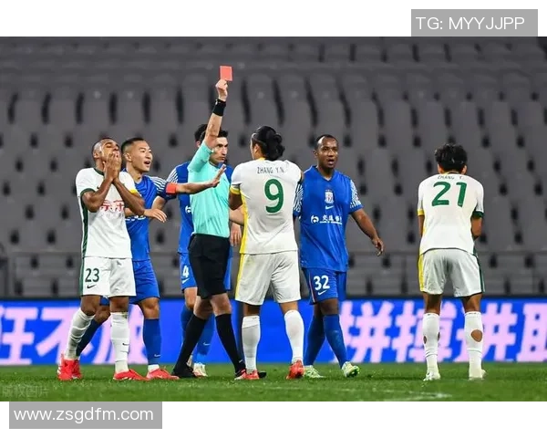 世界级足球明星裁判的崛起与挑战:从绿茵场到裁判席的传奇之路