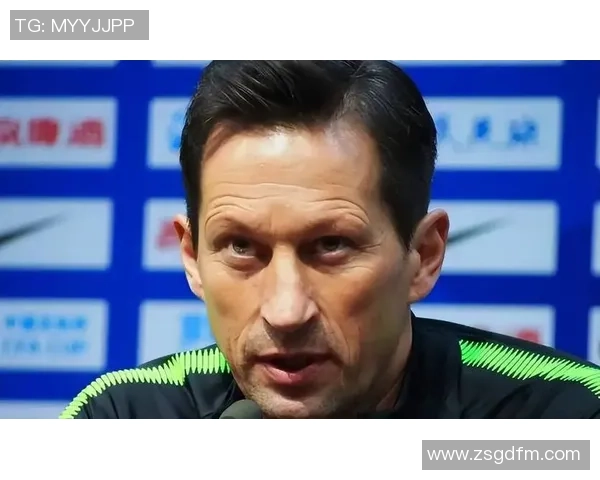 央视盛赞足球明星风采卓越颜值出众引发球迷热议